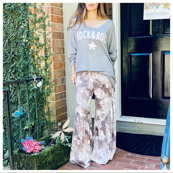 Made in Italy Rock and Roll soft loose Fit sweater - Picture 3 of 9